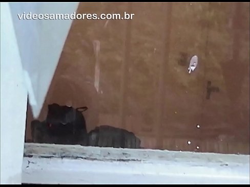❤️ Korneca viro rigardante sian amatinon kun alia ulo, registrante fikan filmeton sen ĝeni la paron Faka video  ĉe ni