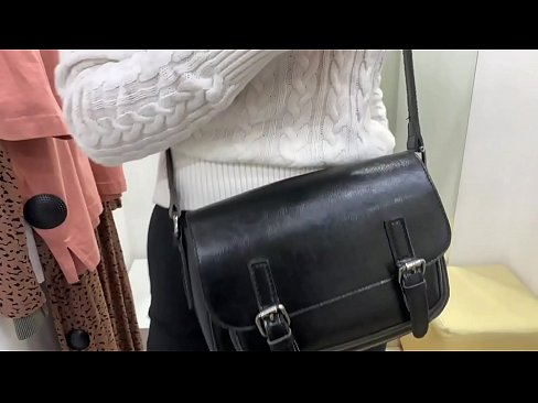 ❤️ Publika masturbado de juna hundino FeralBerry kun dildo en la vestoĉambro Faka video  ĉe ni